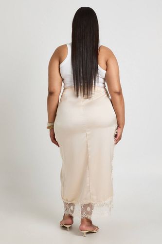 Jupe Mi-longue Grande Taille En Satin Avec Bordure En Dentelle | Taille 48 - boohoo - Modalova