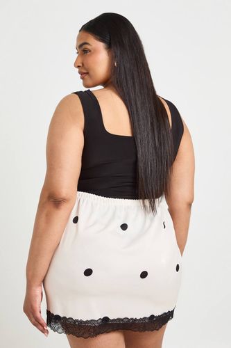 Jupe Mini En Satin À Pois Avec Bordure En Dentelle Grande Taille | Taille 48 - boohoo - Modalova
