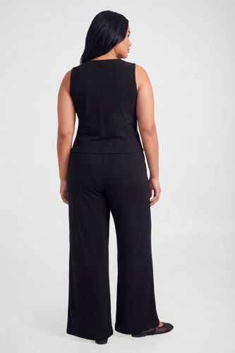 Ensemble Coordonné Grande Taille Haut Côtelé À Boutons Et Pantalon | Taille 48 - boohoo - Modalova