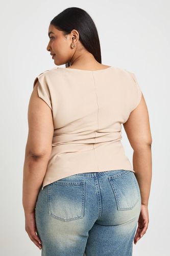Haut Asymétrique Grande Taille Avec Encolure Drapée | Taille 48 - boohoo - Modalova