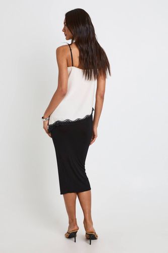 Jupe Midi Taille Haute Basique Unie Pour Grande Taille | Taille 40 - boohoo - Modalova