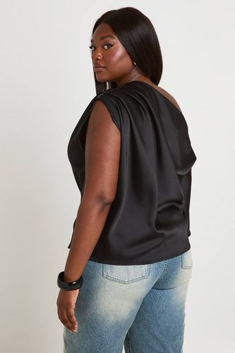 Haut Épaule Dénudée Avec Fronces À L'épaule En Satin Grande Taille | Taille 48 - boohoo - Modalova