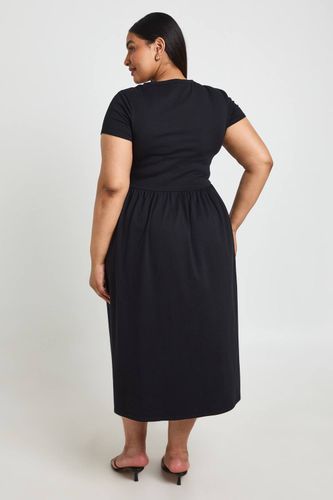 Robe Midi Grande Taille En Coton Avec Taille Froncée Et Manches Courtes | Taille 48 - boohoo - Modalova