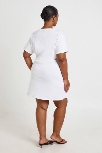 Robe T-shirt Avec Détail Ornement Grande Taille | Taille 48 - boohoo - Modalova