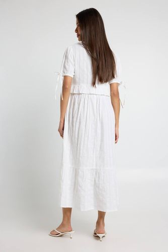 Robe Midaxi En Seersucker Avec Détails À Volants | Taille Medium - boohoo - Modalova