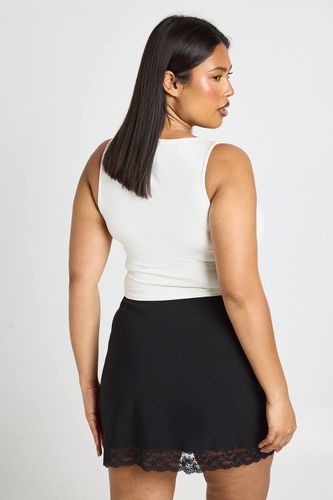 Jupe Mini Grande Taille En Bengaline Avec Bordure En Dentelle | Taille 48 - boohoo - Modalova