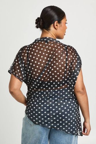 Haut Grande Taille Asymétrique En Mesh À Pois Avec Col Montant Et Fronces Latérales | Taille 46 - boohoo - Modalova