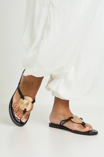 Tongs À Détail De Quincaillerie Dorée | Taille 41 - boohoo - Modalova