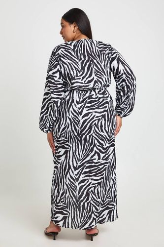 Robe Maxi Grande Taille À Motif Zébré Texturé Avec Détail Noué | Taille 48 - boohoo - Modalova