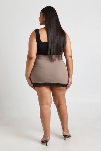 Jupe Mini Grande Taille En Bengaline Avec Bordure En Dentelle Contrastante | Taille 48 - boohoo - Modalova