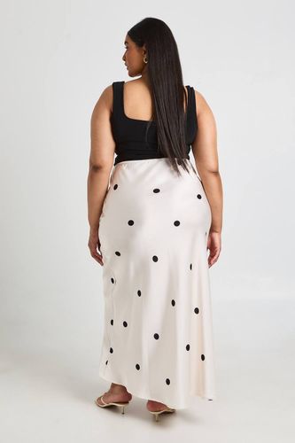 Jupe Longue Satinée À Pois Avec Cordon De Serrage Grande Taille | Taille 48 - boohoo - Modalova