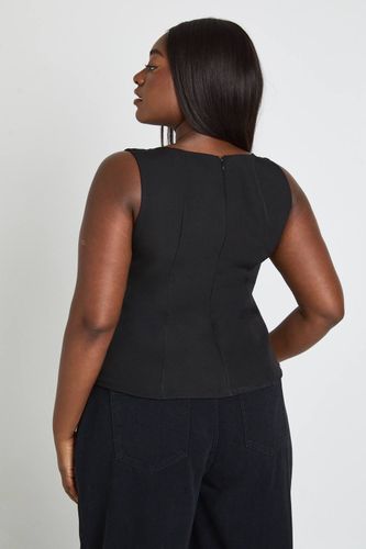 Haut Grande Taille Ajusté À Basque Et Encolure Carrée | Taille 54 - boohoo - Modalova