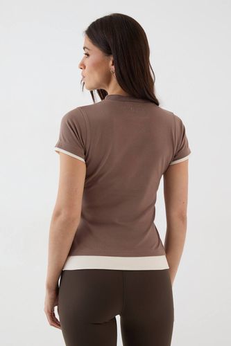 Haut à Manches Courtes avec Détails de Boutons Contrastés | Taille 2XL - DSGN Studio - Modalova