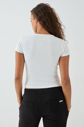 Haut Ajusté à Côtes Brodé Script Carré avec Boutonnage | Taille Medium - DSGN Studio - Modalova