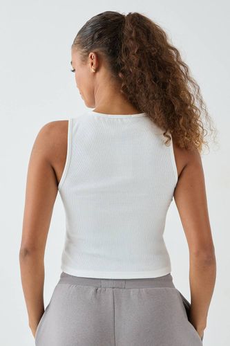 Haut Sans Manches Ajusté à Boutons avec Broderie Script Carrée Côtelée | Taille Medium - DSGN Studio - Modalova