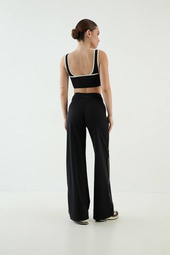 Brassière De Sport Sculptante À Devant Croisé | Taille Medium - DSGN Studio - Modalova