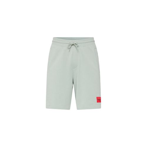 Short SHORT REGULAR FIT EN MOLLETON DE COTON VERT AVEC ÉTIQUE - HUGO - Modalova