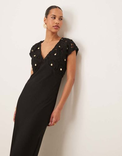 Robe longue en maille au crochet avec dÃ©tails coquillages - Noir Noir 1O female - Never Fully Dressed - Modalova