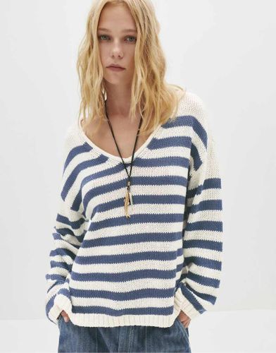 Pull & Bear - Pull rayÃ© Ã  col en V - Ã‰cru/bleu marine-Multicolore Multicolore XS female - Pull&bear - Modalova