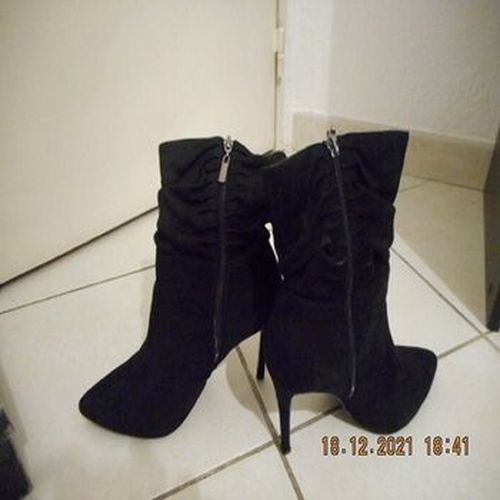Bottines Bottines en daim noir à talon aiguille Noir - Wallis - Modalova