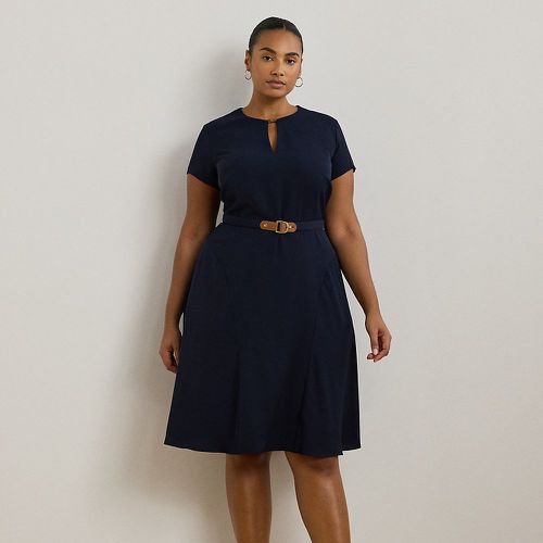 Grandes Tailles - Robe ceinturée en georgette - Lauren Curve - Modalova