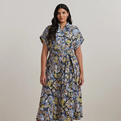 Grandes Tailles - Robe fleurie ceinturée en crêpe - Lauren Curve - Modalova