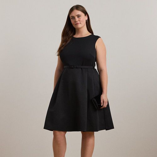 Grandes Tailles - Robe de cocktail ceinturée faille jersey - Lauren Curve - Modalova