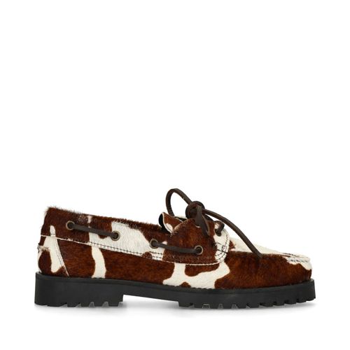 Chaussures à lacets avec imprimé vache - marron - Sacha - Modalova
