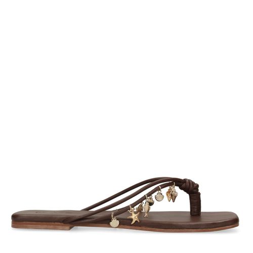 Claquettes en cuir avec charms - marron - Sacha - Modalova