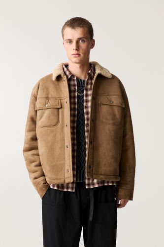 Veste En Suédine Avec Col En Mouton Synthétique - Pull&Bear - Modalova