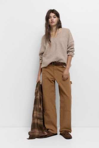 Pull En Maille Douce À Décolleté - Pull&Bear - Modalova