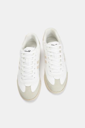 Tatic.pullandbear.net/assets/public/0fa5/296c/95ea40e5a417/843e64a34f45/11312640001-A3M/11312640001-A3M.jpg?ts=1750232510178" - Apparel & Accessories > Shoes - Modalova