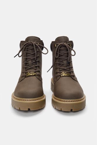 C.pullandbear.net/assets/public/0181/d7d0/ed474b6aab20/913381c2db40/12001640100-A3M/12001640100-A3M.jpg?ts=1753712935589" - Apparel & Accessories > Shoes - Modalova