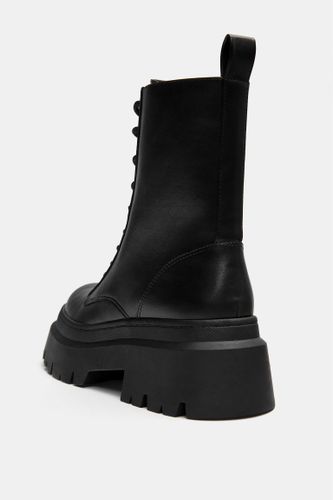 Ps://static.pullandbear.net/assets/public/9c8c/6ec2/ef40468faca5/035df7f62310/11004740040-A2M/11004740040-A2M.jpg?ts=1761036267347" - Apparel & Accessories > Shoes - Modalova