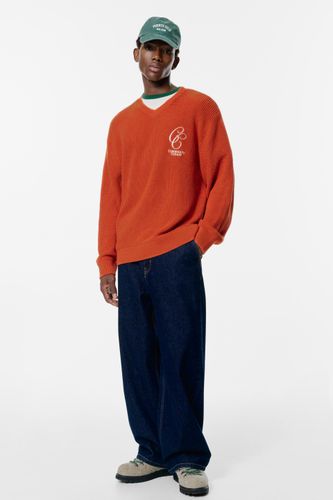 Pull Texte Brodé - Pull&Bear - Modalova