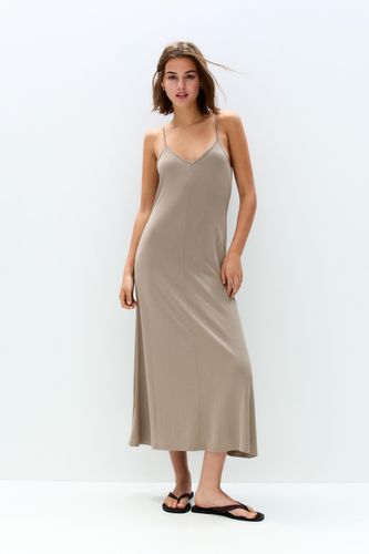 Robe Midi Fluide À Bretelles - Pull&Bear - Modalova