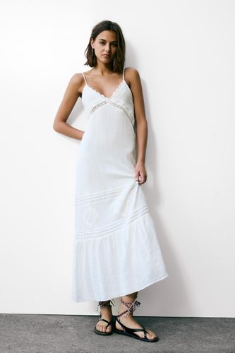 Robe Longue À Bretelles Et Dentelle - Pull&Bear - Modalova
