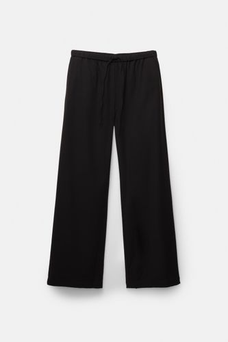 Ear.net/assets/public/5729/75fa/3a314d2bbcca/73a865f3be4a/07675359800-A5M/07675359800-A5M.jpg?ts=1759416193650" - Dress,white_background,Trousers,model,Woman,Human single,unrecognizable_product - Modalova