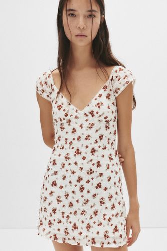 Robe Courte À Fleurs Texturée - Pull&Bear - Modalova