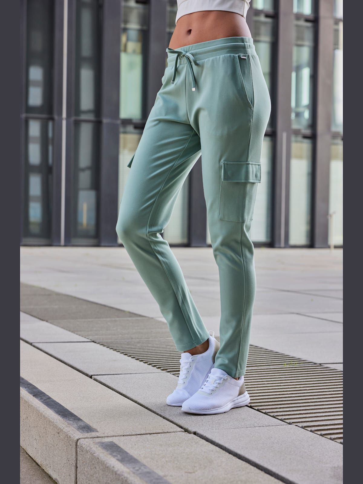 Pantalon cargo extensible et doux, gamme joggings - LASCANA - Modalova