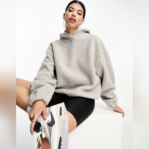 Resultats de la recherche asos dark future sweat shirt oversize en imitation peau de mouton duveteuse avec col ras de cou et broderie sur le devant 105893791 Modalova